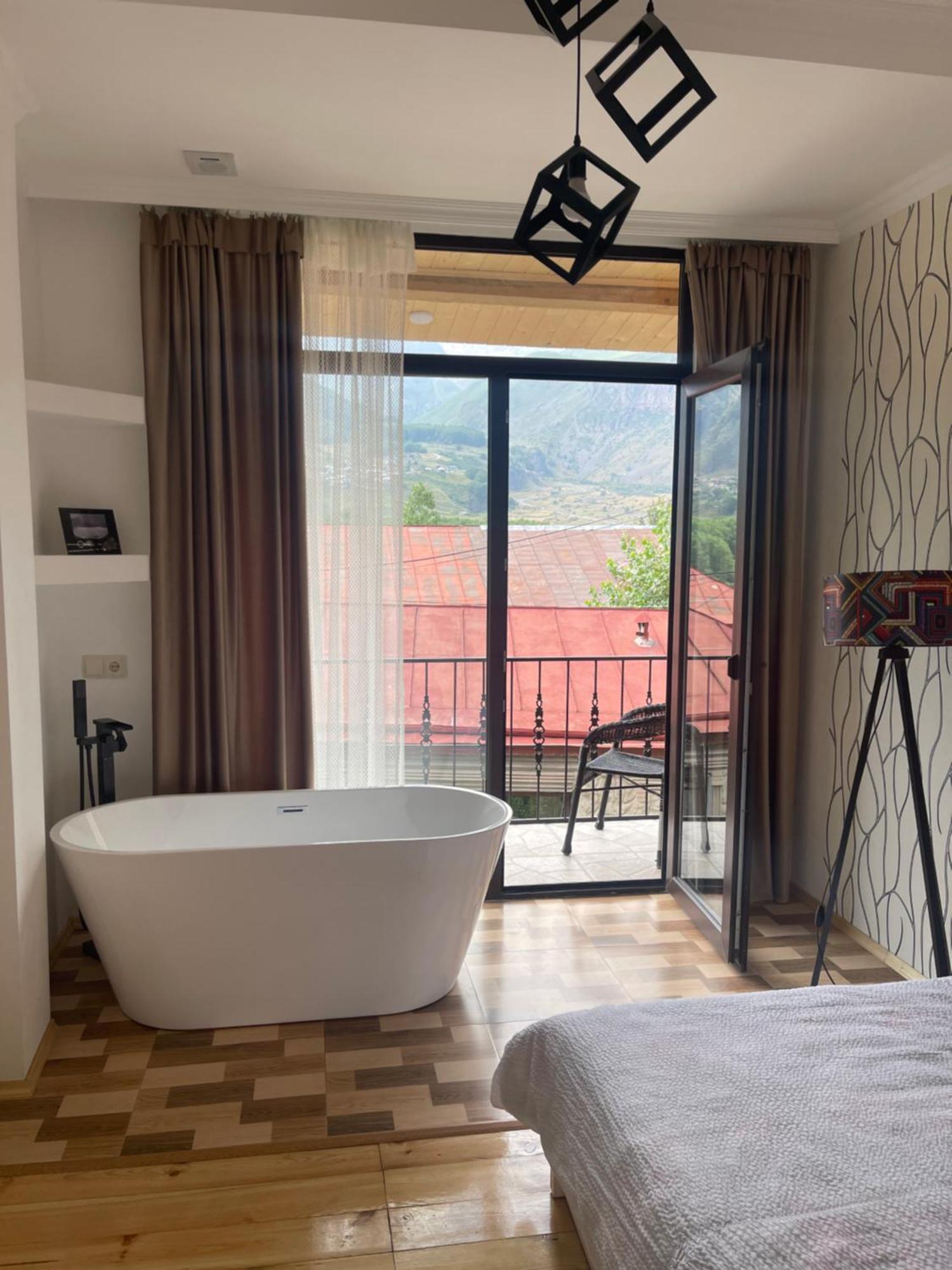 Sunny Guesthouse Kazbegi Bagian luar foto