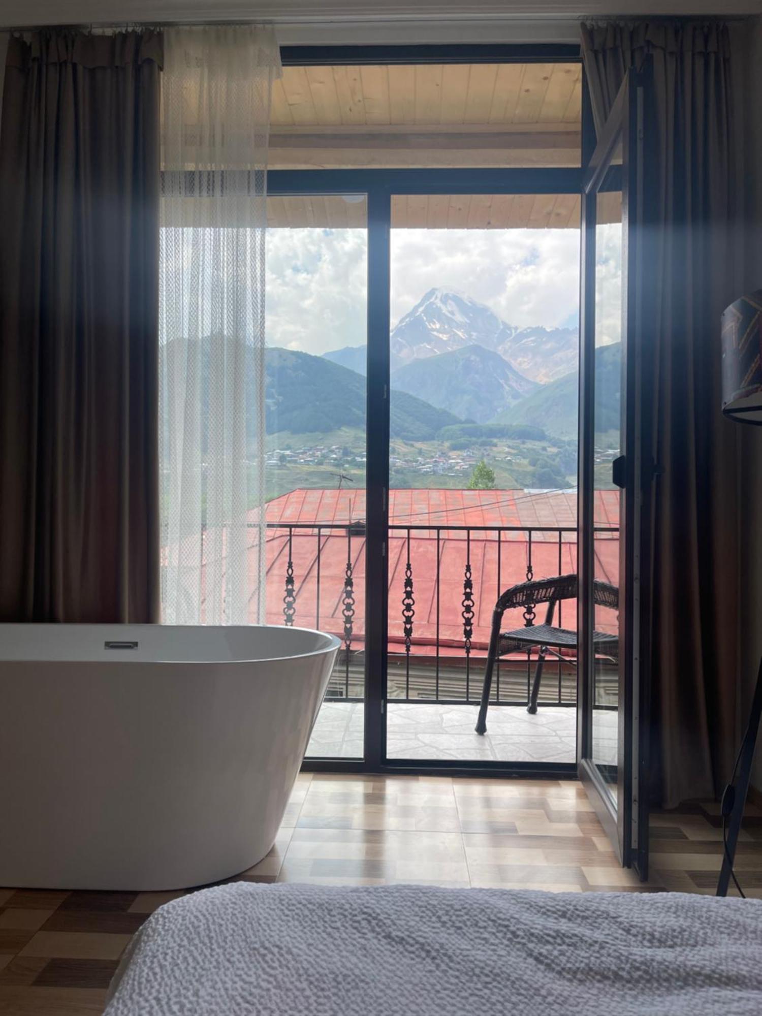 Sunny Guesthouse Kazbegi Bagian luar foto