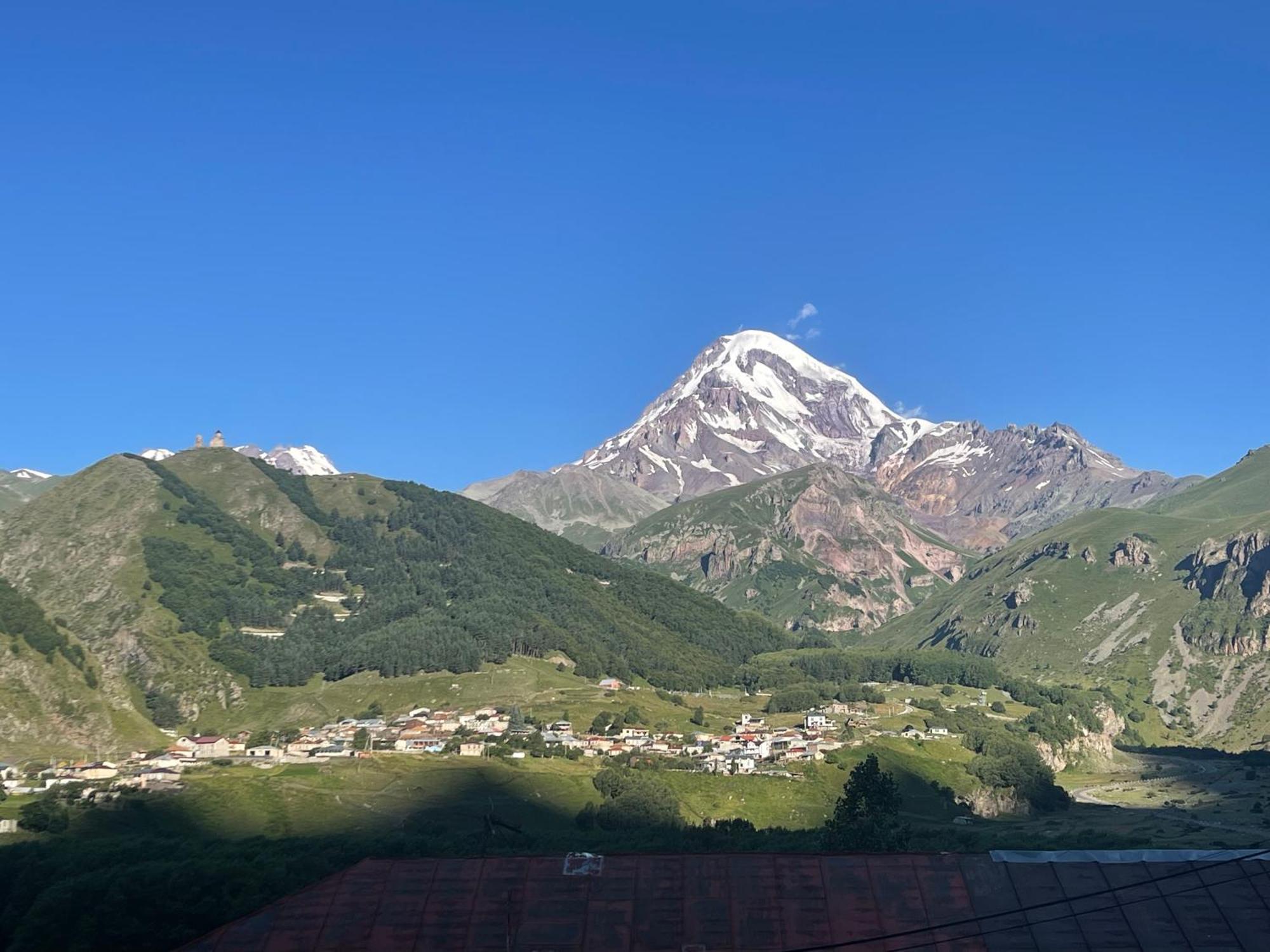 Sunny Guesthouse Kazbegi Bagian luar foto