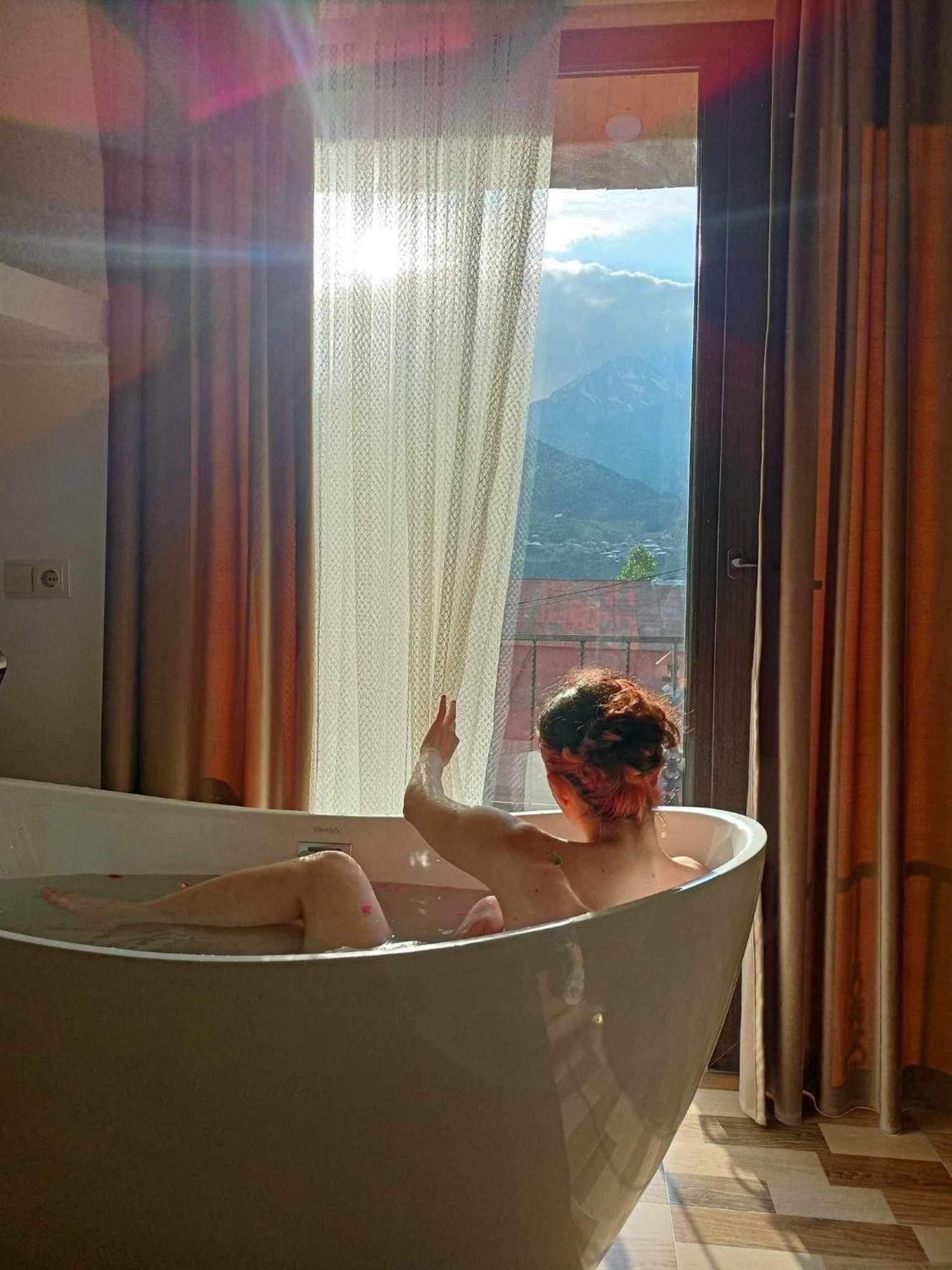 Sunny Guesthouse Kazbegi Bagian luar foto