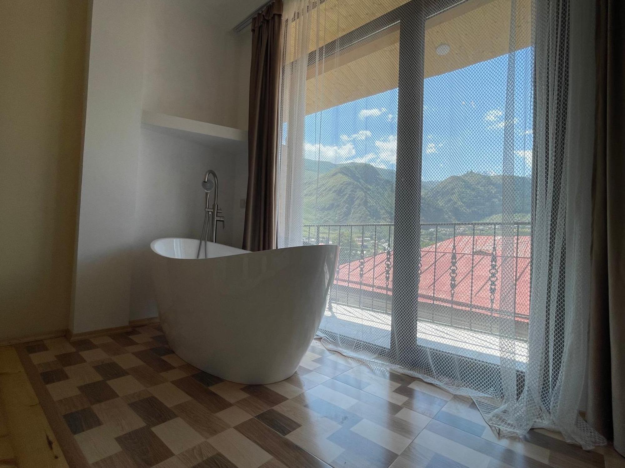 Sunny Guesthouse Kazbegi Bagian luar foto