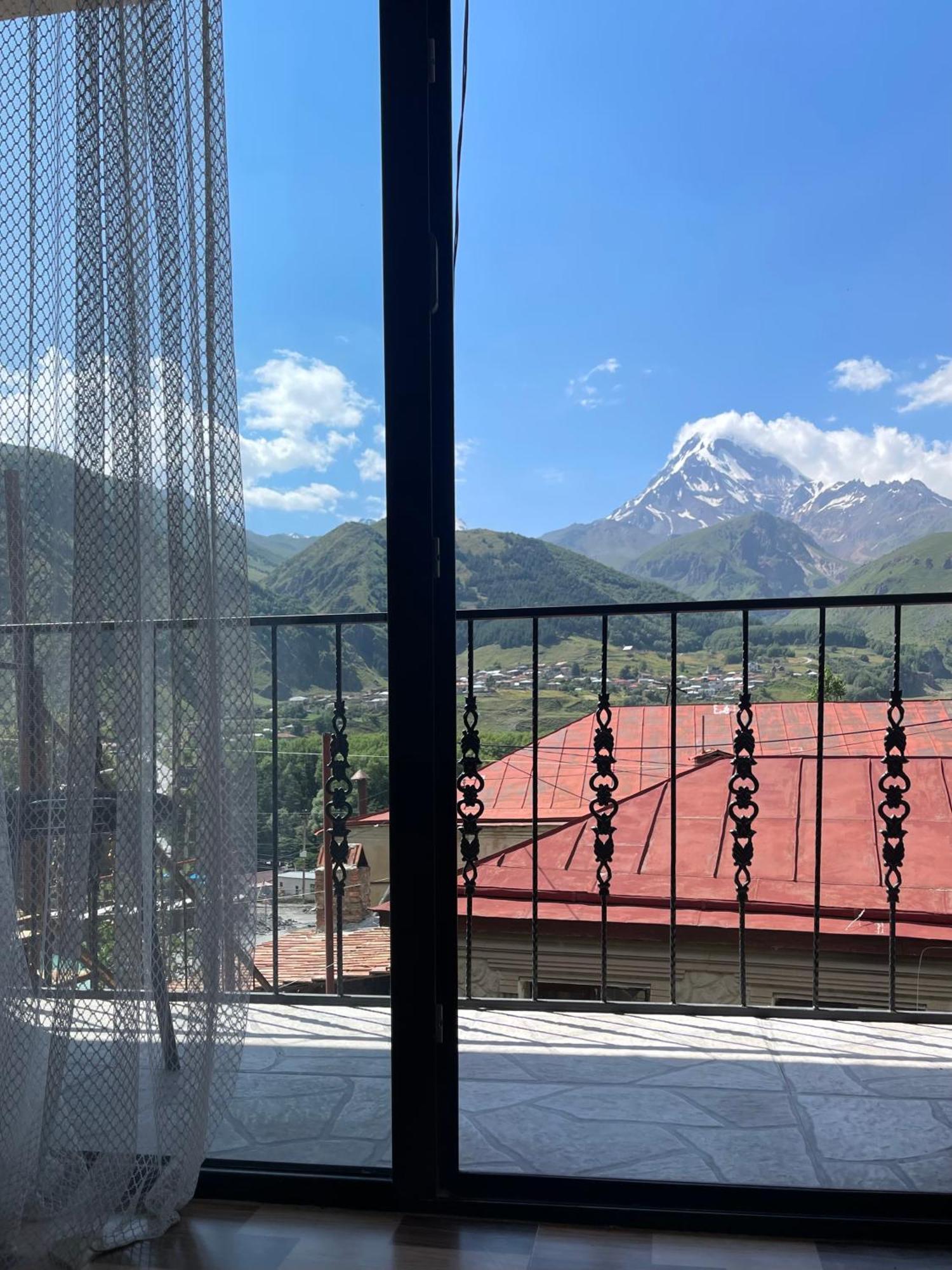 Sunny Guesthouse Kazbegi Bagian luar foto