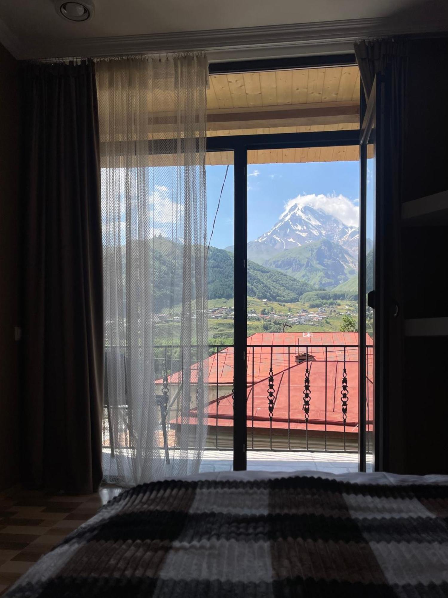 Sunny Guesthouse Kazbegi Bagian luar foto
