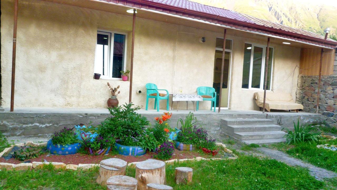 Sunny Guesthouse Kazbegi Bagian luar foto